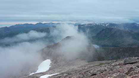 paisaje montañoso nebuloso de kvaenan con nieve en la isla de senja, noruega