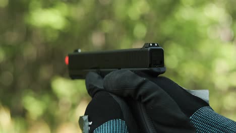 pistola glock de airsoft em câmera lenta sendo disparada e pistola deslizando para trás