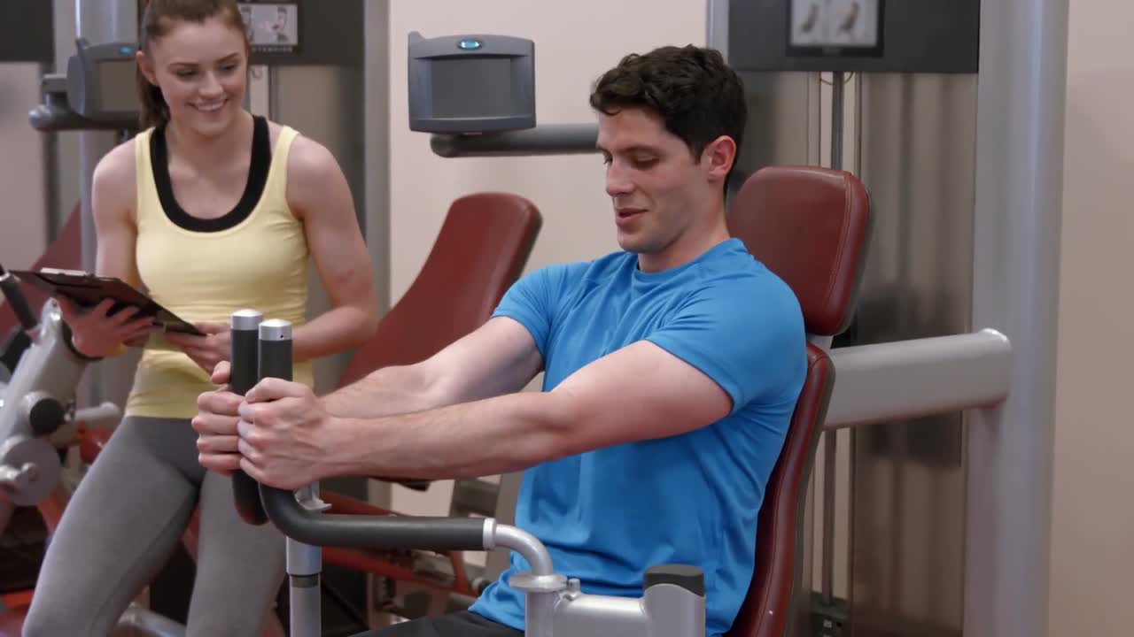 hombre trabajando con un entrenador personal