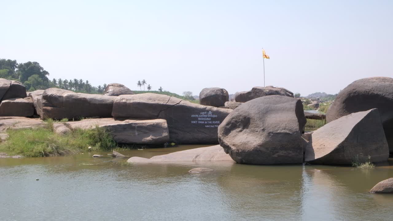 vista del río tungabhadra en hampi, india