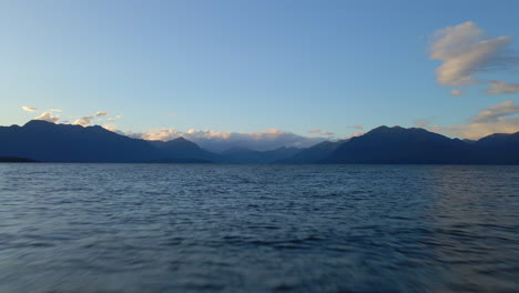 vliegen over het uitgestrekte blauwe meer van te anau met bergen op de achtergrond