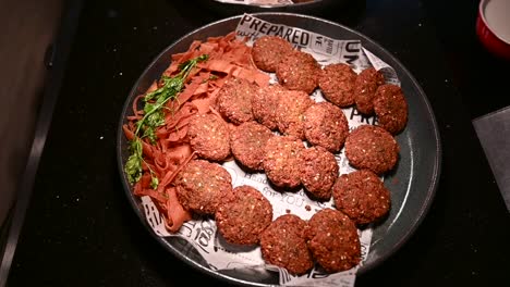 plato de falafel de garbanzo fresco, bocadillos vegetarianos tradicionales árabes
