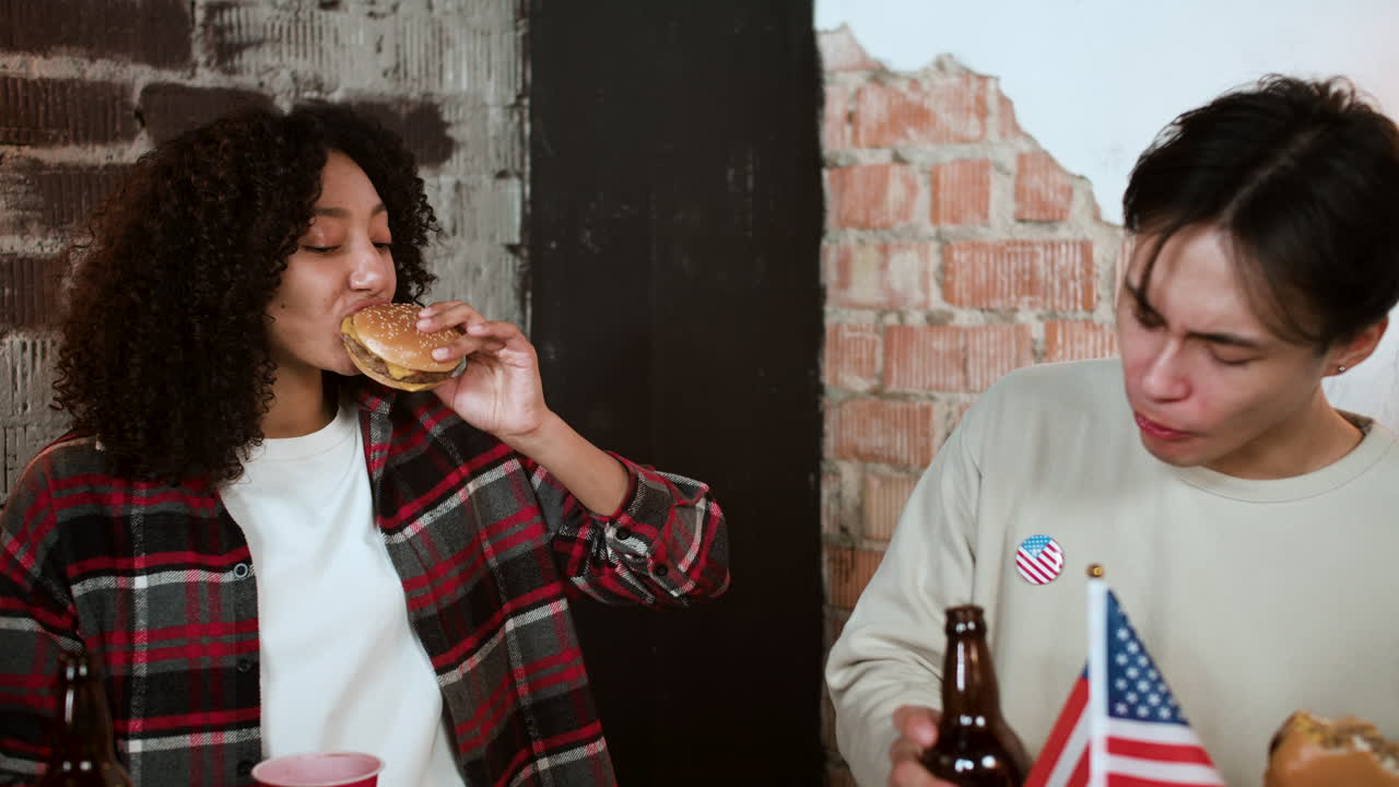 7월 4일을 축하하는 친구들