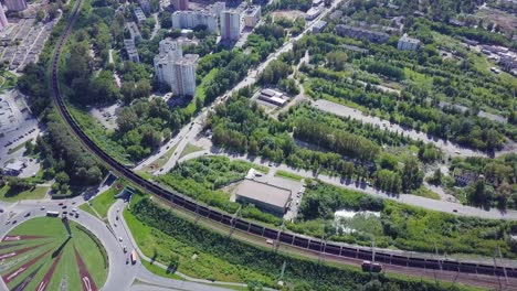 vista aérea de una ciudad con vías de tren