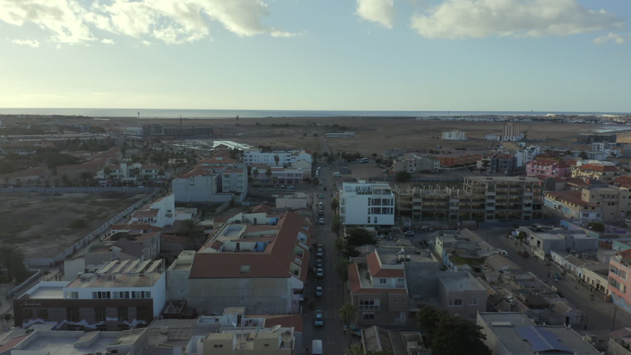 alojamiento en una aldea turística al atardecer en la isla de sal, cabo verde, áfrica. fotografía aérea de un dron