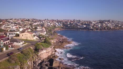 Drone-Aéreo-Volando-Sobre-Casas-Costeras-Australianas-En-Sydney