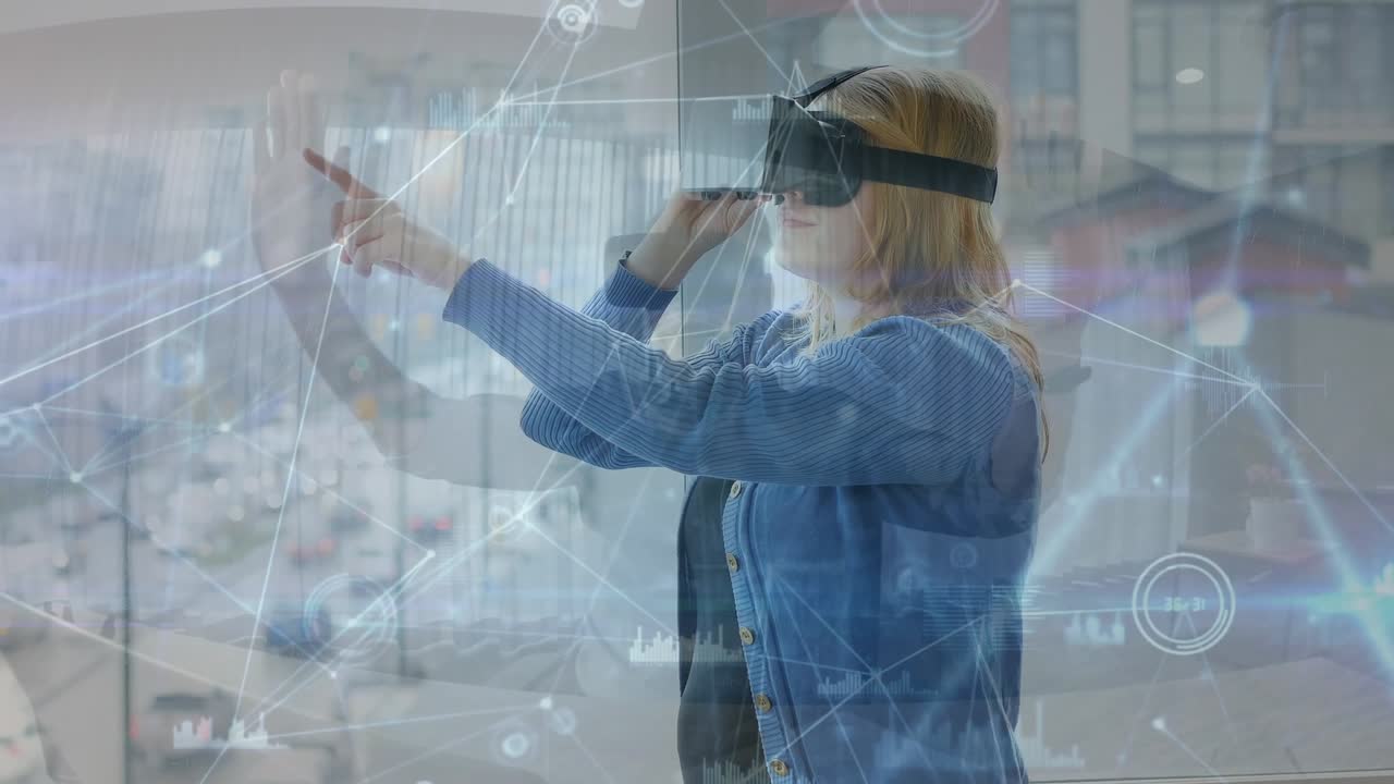Animation af databehandling over en kaukasisk kvinde, der bruger et VR-headset.