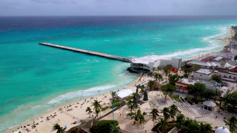 Aufschlussreiche-Drohnenaufnahme-Des-Piers-Und-Der-Küstenlinie-Des-Resorts-Von-Playa-Del-Carmen,-Mexiko