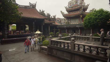 lungshan temple courtyard taipei 01