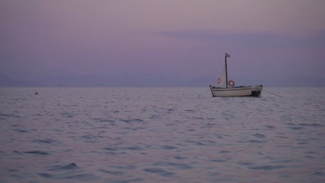 Ein-Kleines-Segelboot-Liegt-Im-Flachen-Wasser-Vor-Anker-Und-Schwimmt-Mit-Den-Kleinen-Wellen