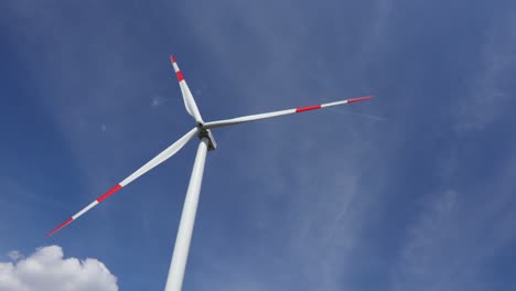 molino eólico, grandes turbinas eólicas que giran para generar energía limpia y renovable para el desarrollo sostenible