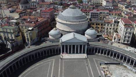 La-Hermosa-Plaza-Del-Plebiscito-En,-Nápoles,-Sur-De-Italia