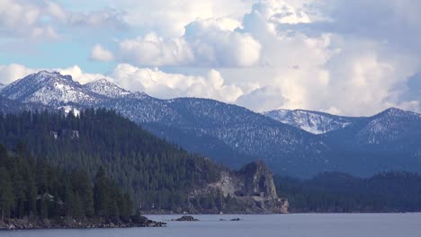 Hermoso-Lapso-De-Tiempo-De-Formaciones-De-Nubes-De-Tormenta-Que-Se-Elevan-A-Lo-Largo-De-La-Costa-Sur-Del-Lago-Tahoe,-Nevada