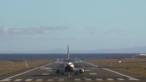 pista de despegue de aeronaves con vistas al mar y a las montañas