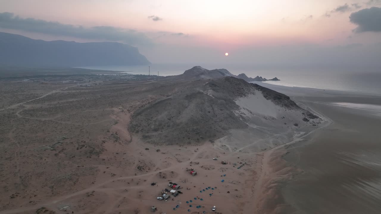 vista aérea de la laguna de detwah durante la puesta de sol en la costa de la isla de socotra en yemen