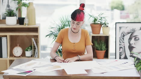 una joven mujer de negocios pasando por el papeleo