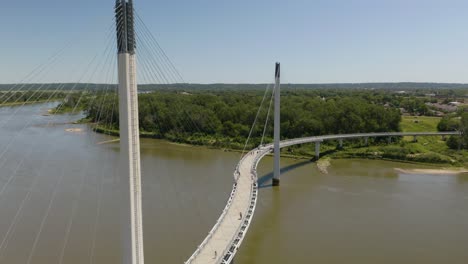 puente peatonal bob kerrey que conecta omaha, nebraska y council bluffs, iowa