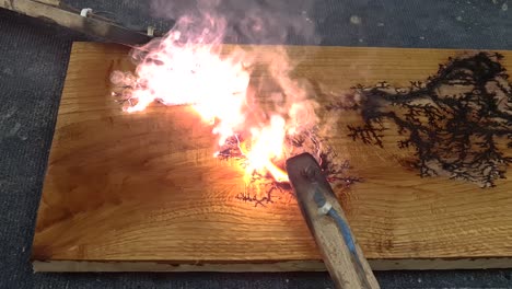 quema de madera de alto voltaje con agua