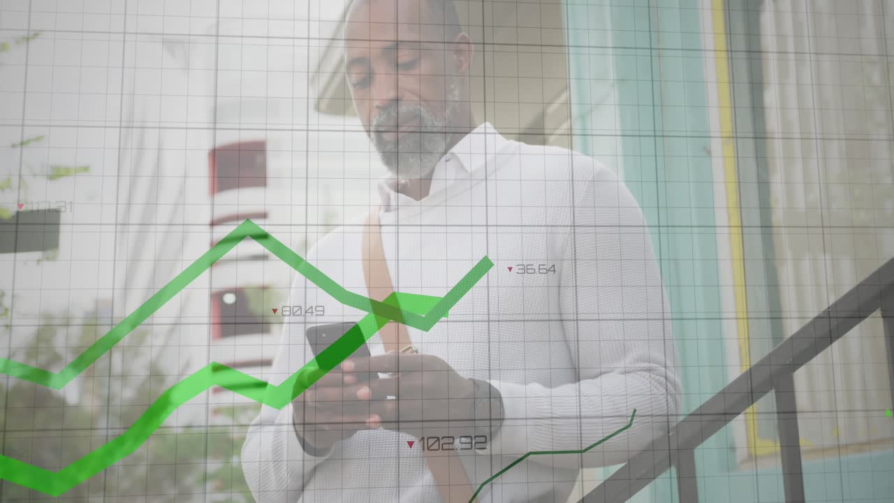 Animazione di elaborazione di dati finanziari e linee verdi su un uomo afroamericano che usa uno smartphone.