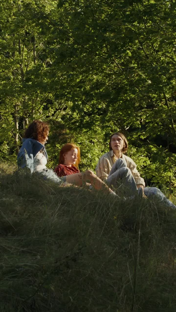 друзья отдыхают в лесу