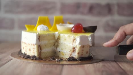 cortando un delicioso pastel de mango
