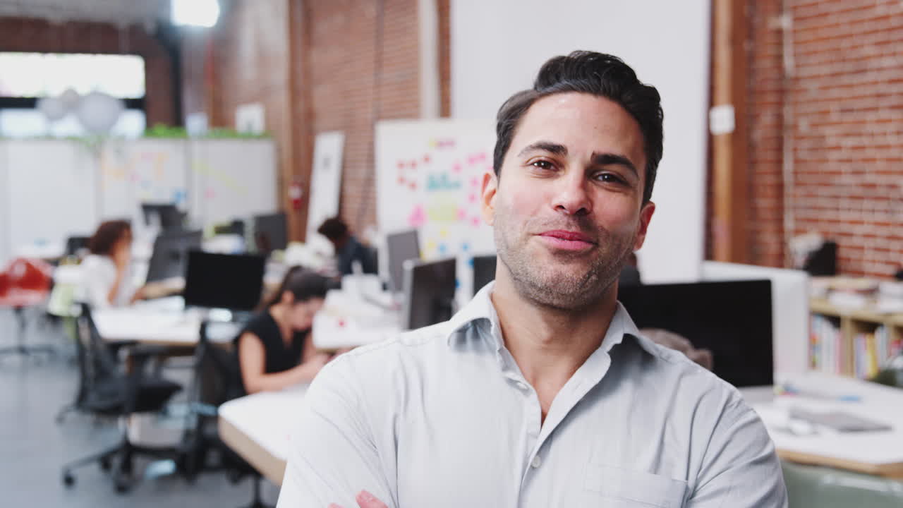 retrato de un hombre de negocios maduro en una oficina moderna de plan abierto con un equipo de negocios trabajando en el fondo