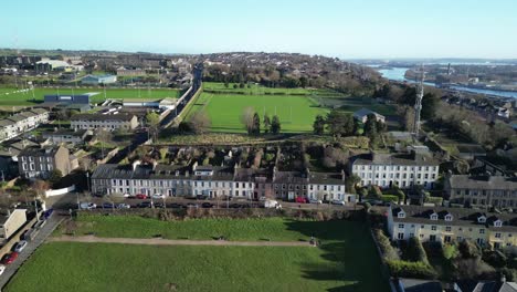 Verde-En-La-Ciudad-De-Cork,-Irlanda,-Una-Vista-Aérea-Sobre-El-Centro-Deportivo,-Pitch-And-Putt-Y-Zona-Verde-Pública-Con-El-Río-Lee-Y-Una-Hilera-De-Casas.