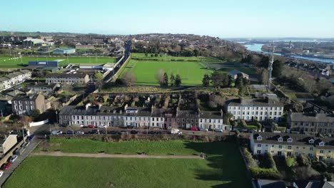 verde en la ciudad de cork, irlanda una vista aérea sobre el centro deportivo, pitch y putt y área verde pública con el río lee y fila de casas