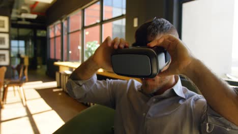 ejecutivo masculino usando auriculares de realidad virtual 4k