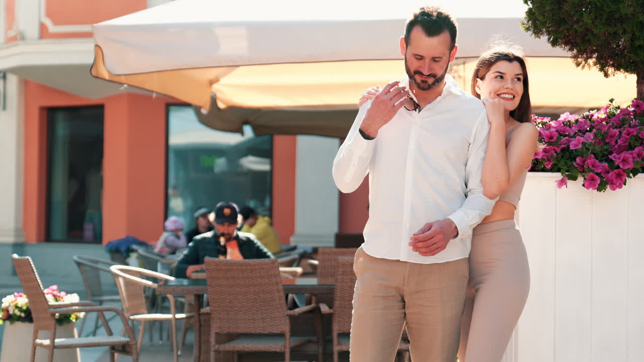 Coppia che si gode un appuntamento in un bar all'aperto