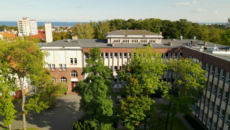 Aéreo-Lento-En-La-Facultad-De-Administración-De-La-Universidad-De-Gdansk