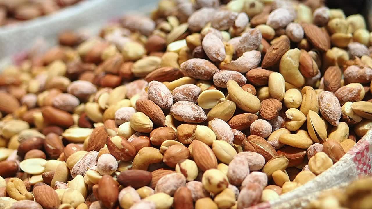 Primo Piano di una Varietà di Frutta Secca Mista Tostata e Salata