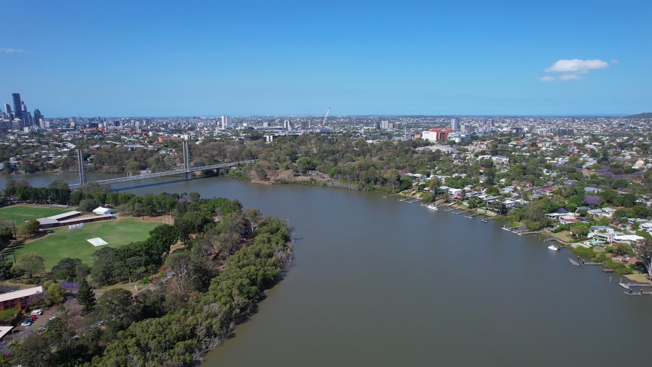 revelación panorámica del puente eleanor schoenell que cruza el río brisbane en dutton park, qld, australia