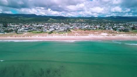 Flut-Rollt-über-Whangamata-Beach