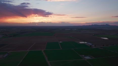 Visión-Panorámica-Aérea-A-Través-De-Suaves-Rayos-De-Hora-Dorada-En-El-Campo-Agrícola