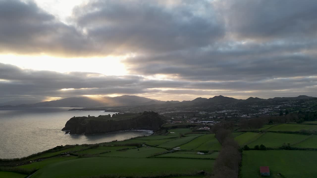 vista aérea de un hermoso paisaje frente a una bahía