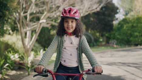 una chica en bicicleta.