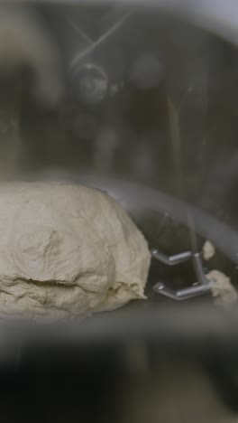 la masa se mezcla en un mezclador comercial