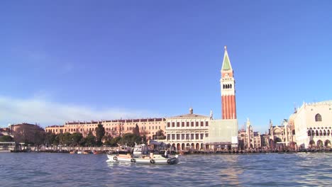 Presumir-Pasar-La-Plaza-De-San-Marcos-En-Venecia-Italia