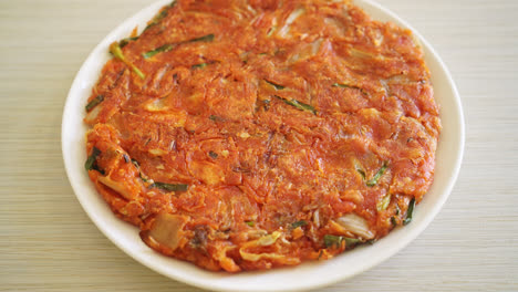 한국 김치 팬케이크 또는 김치전 - 혼합 계란, 김치, 밀가루 튀김 - 한국 음식 스타일