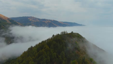 Schöne-Luft-Aus-Nebel,-Der-In-Die-Küste-Von-Kalifornien-In-Der-Nähe-Von-Big-Sur-Rollt