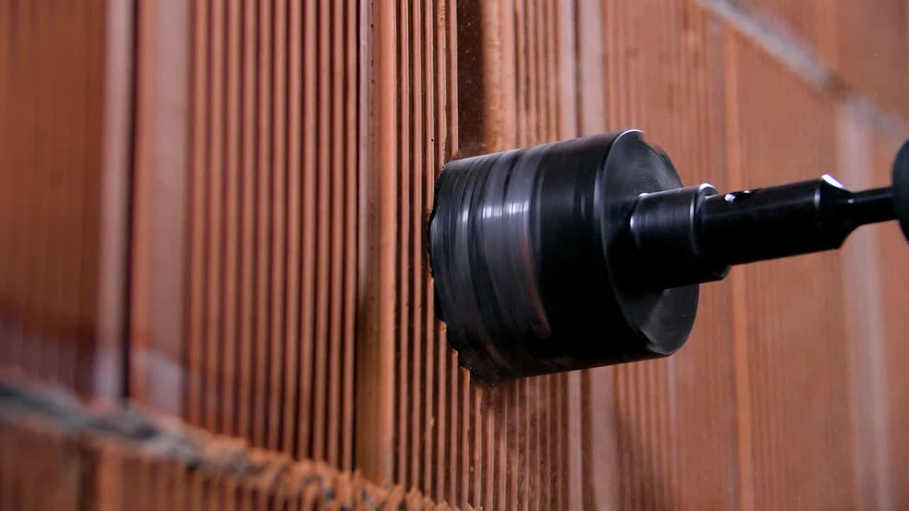 벽돌 벽에 구을 는 것