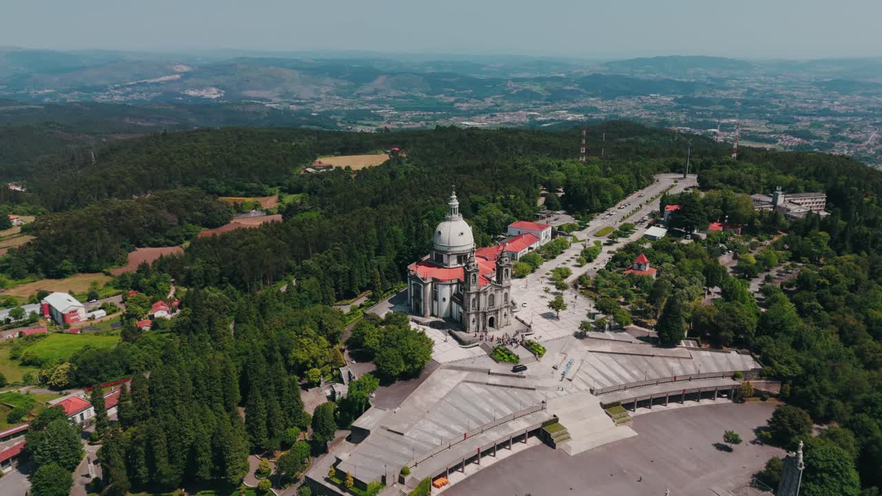 toma aérea de la cúpula y la plaza del santuario de Sameiro en Braga, Portugal