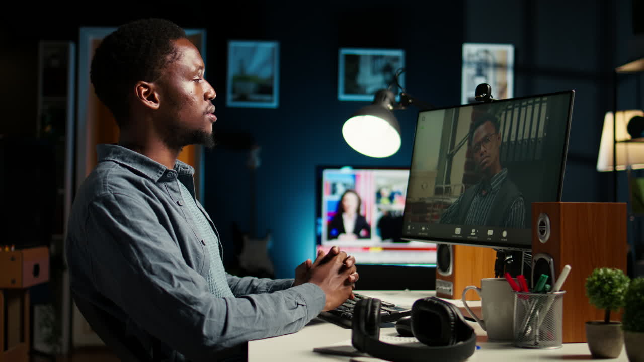 hombre afroamericano disfruta de videoconferencia con el gerente en el escritorio