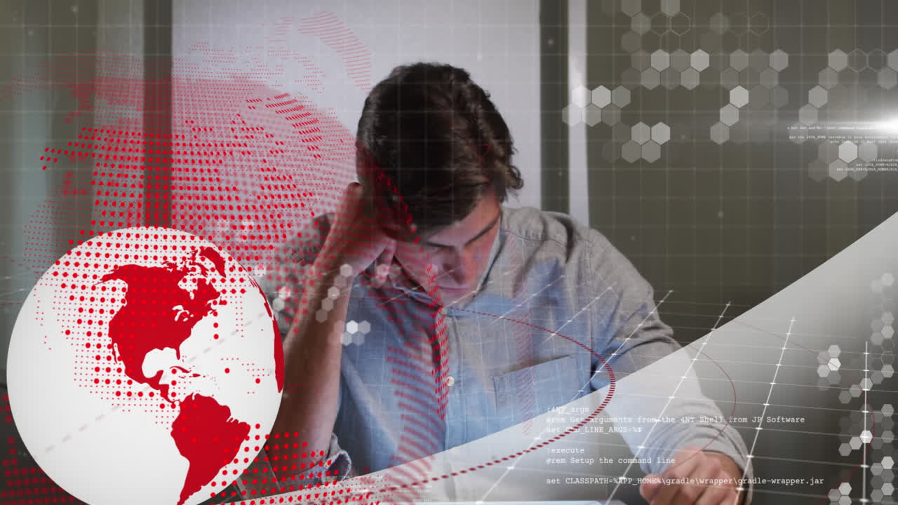 animación del globo y lenguaje informático sobre el hombre caucásico desplazándose en la tableta digital