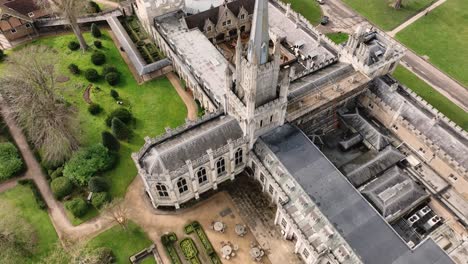 Drohnenaufnahmen,-Ashridge-House-Side-Fly-Church