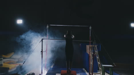 rendimiento en gimnasia gimnasta femenina en barras desiguales.