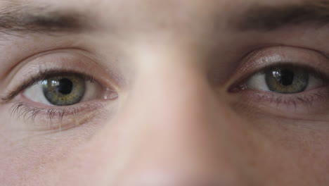 Nahaufnahme-Eines-Mannes-Mit-Schönen-Blauen-Augen,-Der-Sich-öffnet,-Ein-Kaukasischer-Mann,-Der-Wach-In-Die-Kamera-Schaut-Und-Das-Iris-Fokus-Makro-Beobachtet