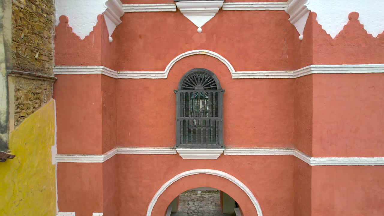 toma frontal del arco del carmen en san cristobal de las casas mexico