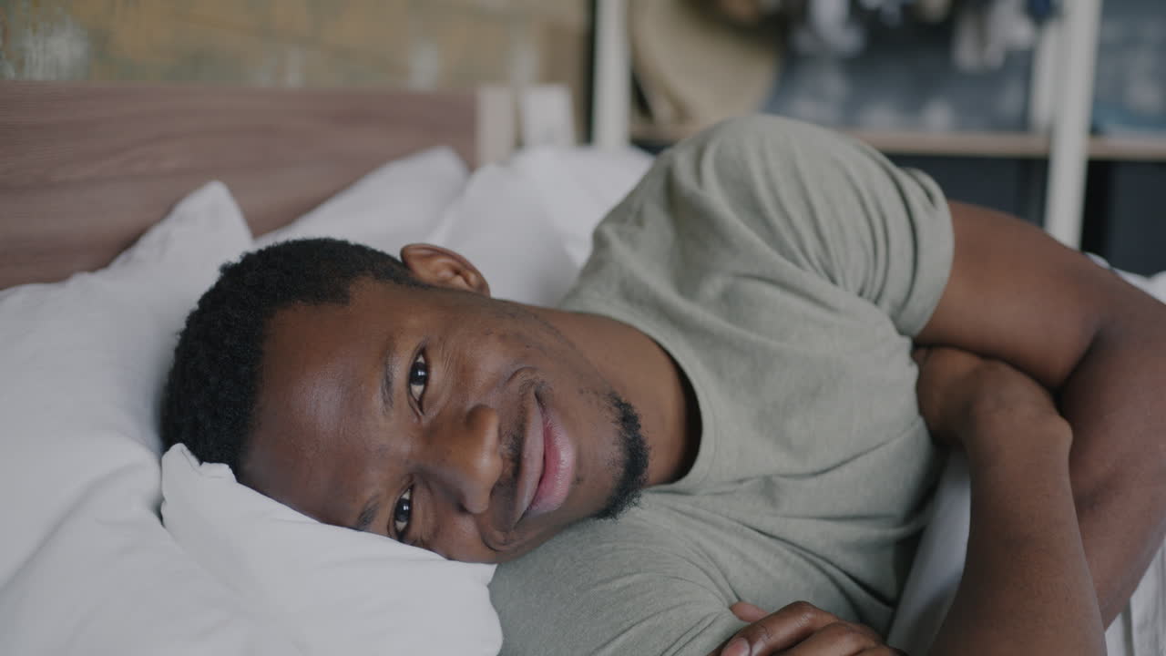 hombre relajándose en la cama